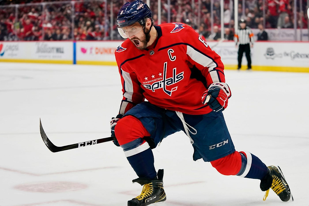 Alexander Ovechkin fêtant la fin de sa période de but. 