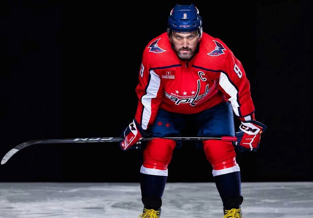 Ovechkin posant sur la glace pour intimider les joueurs rivaux.