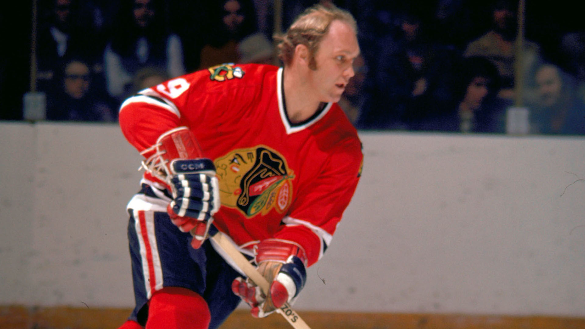 Bobby Hull patinant avec sa crosse