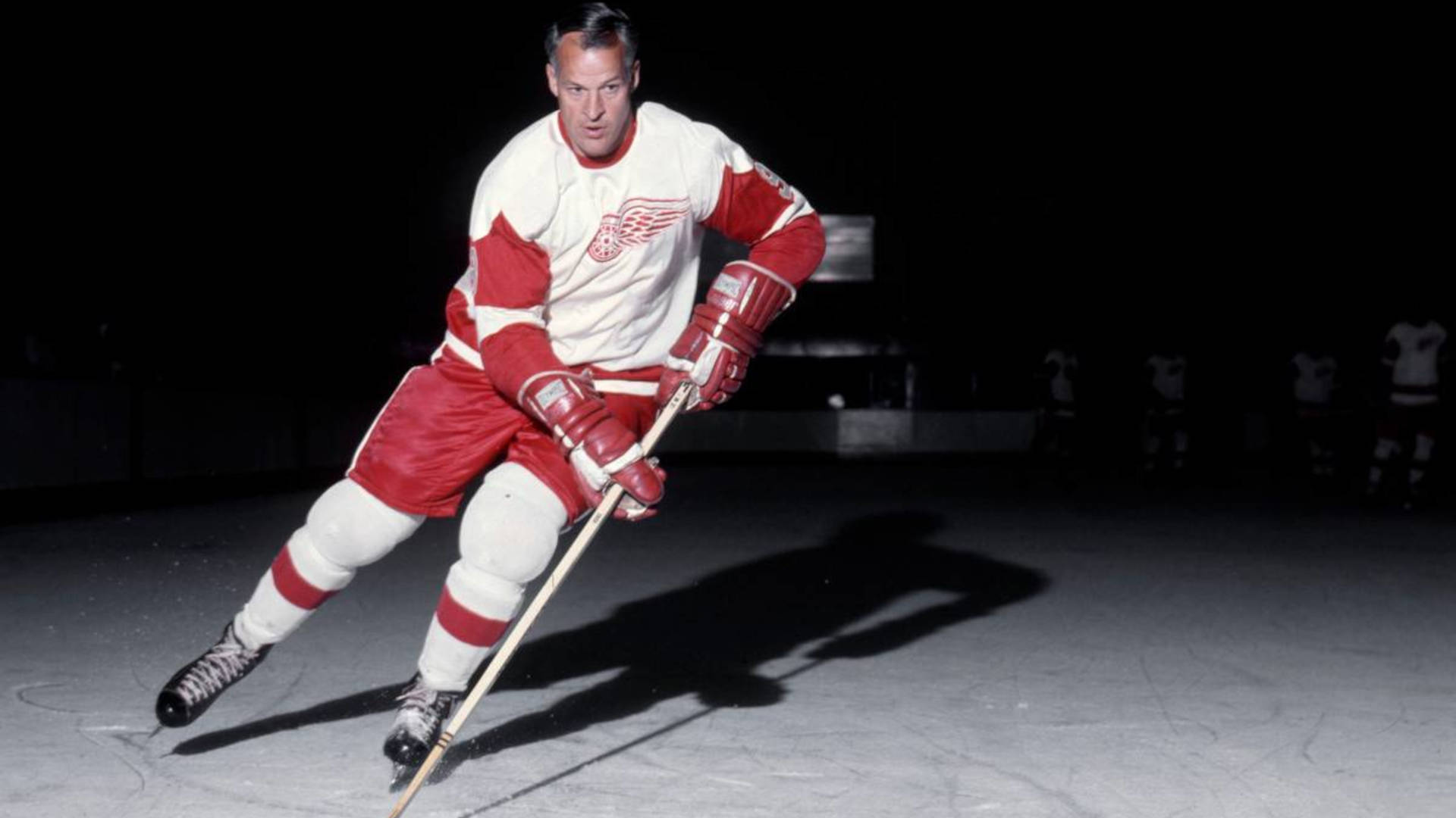 Gordie Howe patine avec les lumières éteintes