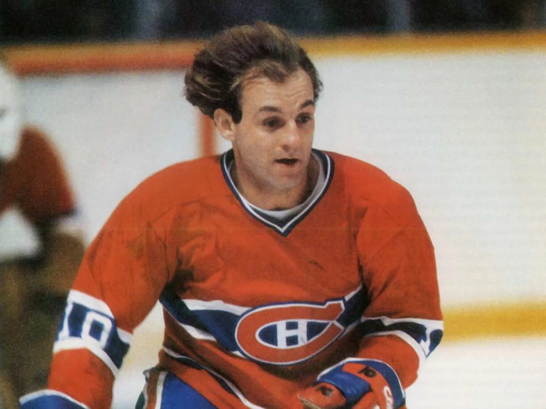 Guy Lafleur patinant lors d'un match.