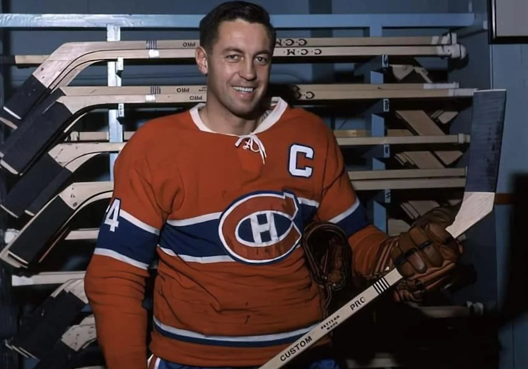 Jean Béliveau posant avec une nouvelle crosse de hockey