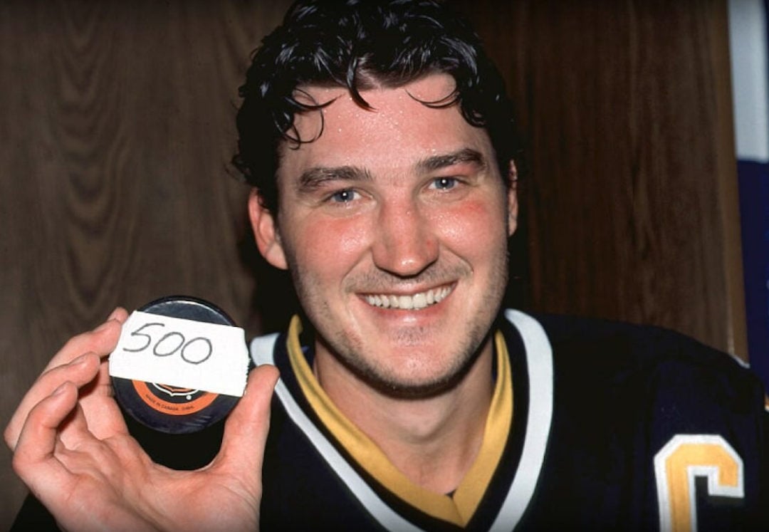 Mario Lemieux avec son 500e rondelle de but 