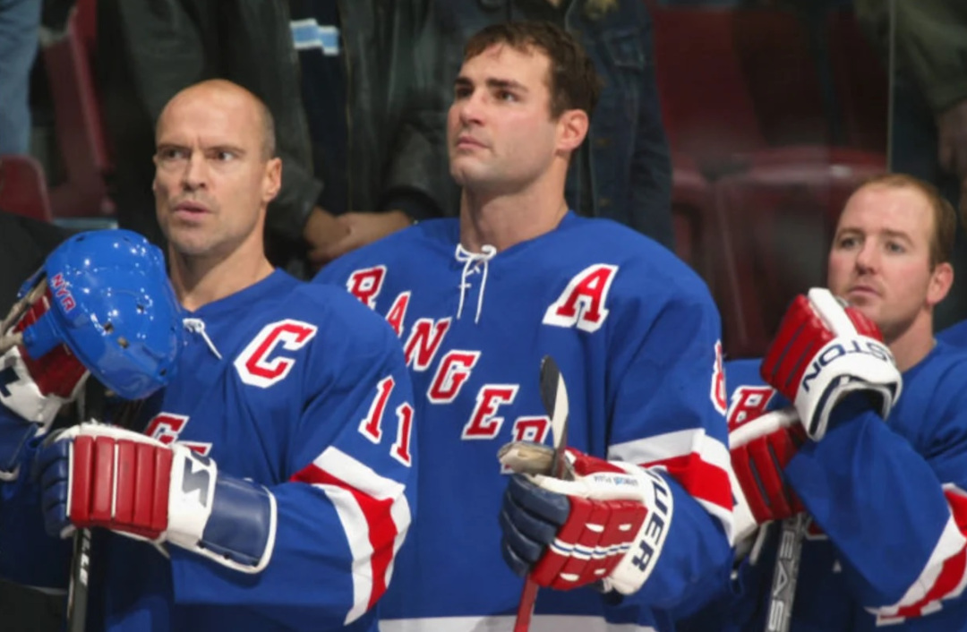 Mark Messier avec ses coéquipiers.