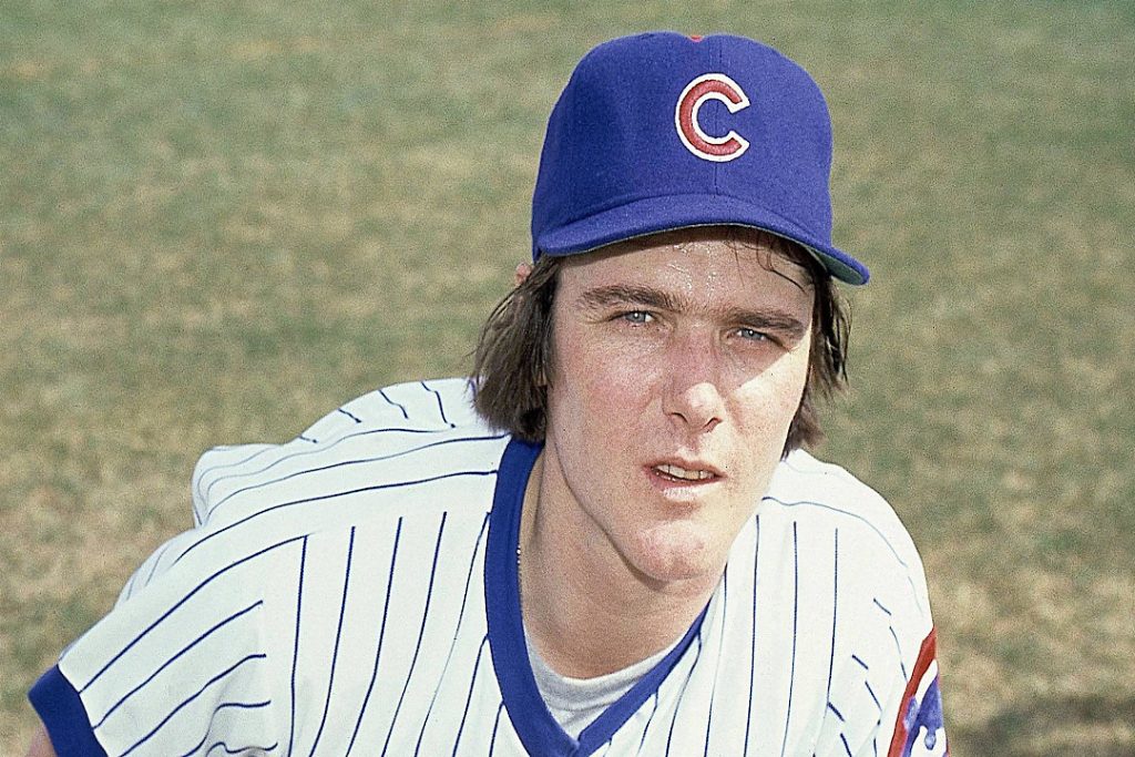 L’un des pires joueurs de baseball de tous les temps, Tom Veryzer pose pour une photo dans une casquette des Cubs