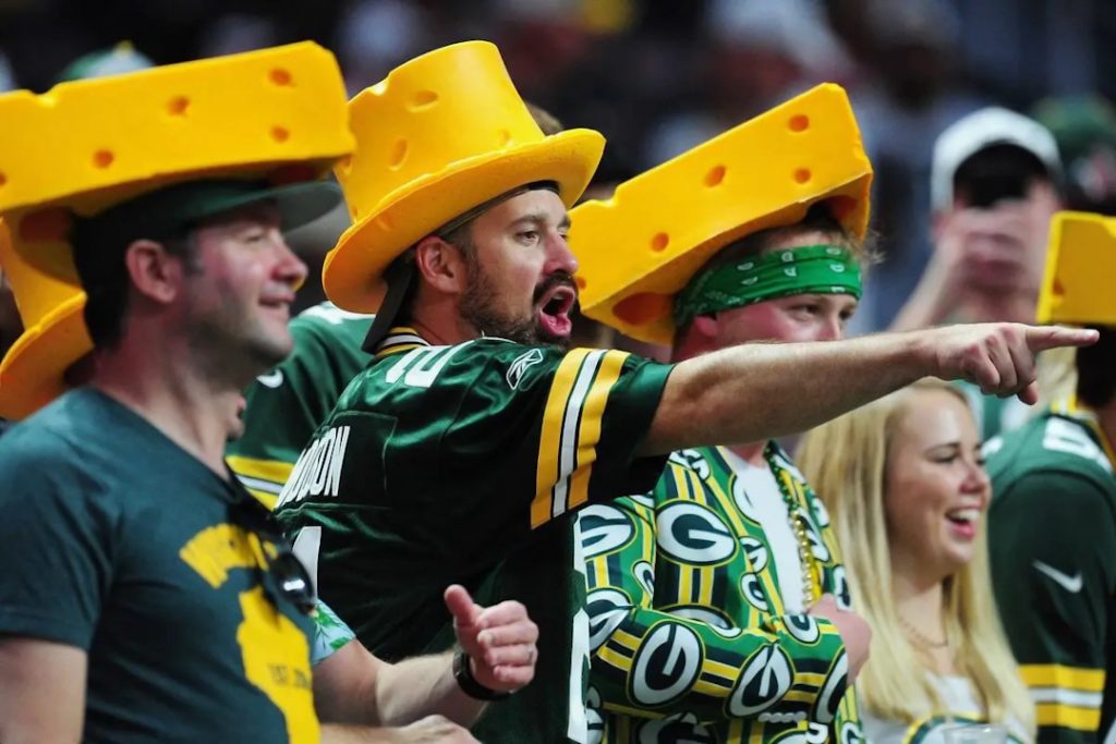 Quelques têtes à fromage ou « cheeseheads » des Packers de Green Bay à un jeu de la NFL