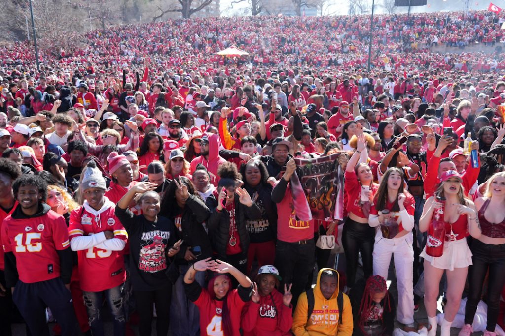 Une foule de fans des Chiefs du Kansas à un défilé après le Super Bowl