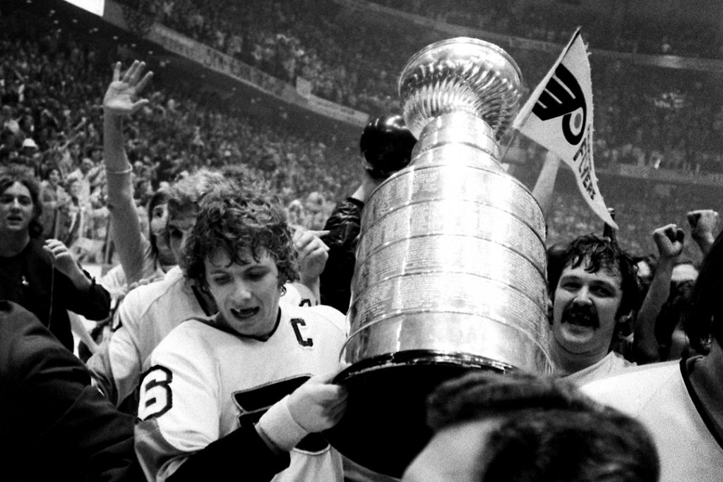 L'équipe des Flyers de Philadelphia de 1974 soulèvent la Coupe Stanley.