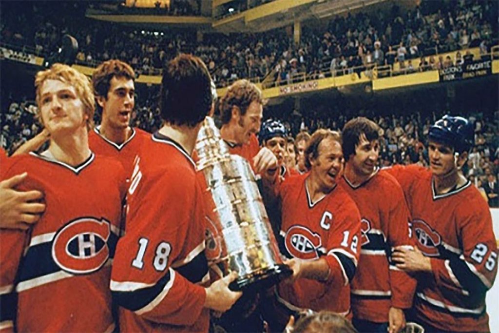 Les Canadiens de Montréal de 1977 célèbrent avec la Coupe Stanley