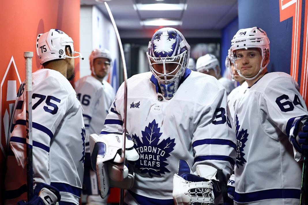 Les patineurs des Toronto Maple Leafs attendent dans un corridor