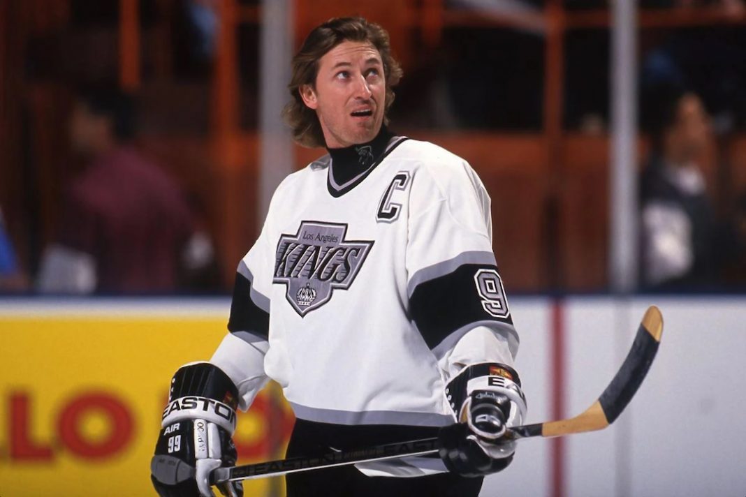 Wayne Gretzky, l'un des meilleurs joueurs de hockey canadiens de tous les temps, jouant pour les Kings de Los Angeles.