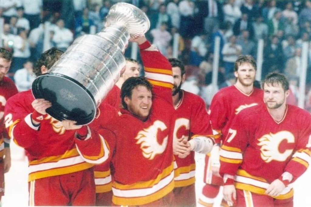 Les patineurs des Calgary Flames soulèvent la Coupe Stanley de 1989.