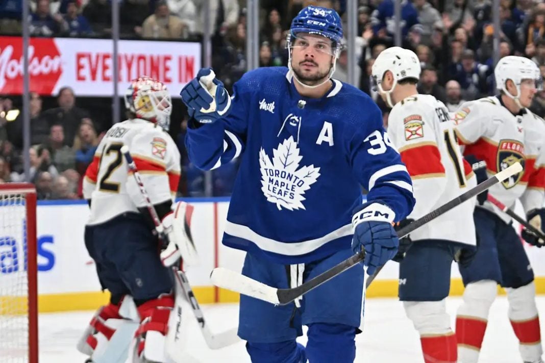 Auston Matthews célébrant un but pour les Maple Leafs de Toronto