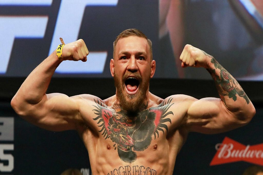 Conor McGregor criant lors d'une pesée de l'UFC