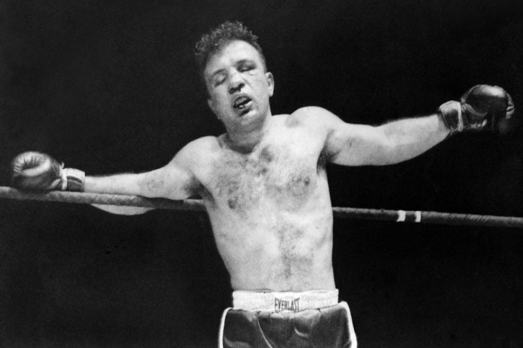Jake LaMotta utilisant les cordes pour rester debout lors du massacre de la Saint-Valentin contre l'un des meilleurs boxeurs de tous les temps, Sugar Ray Robinson.