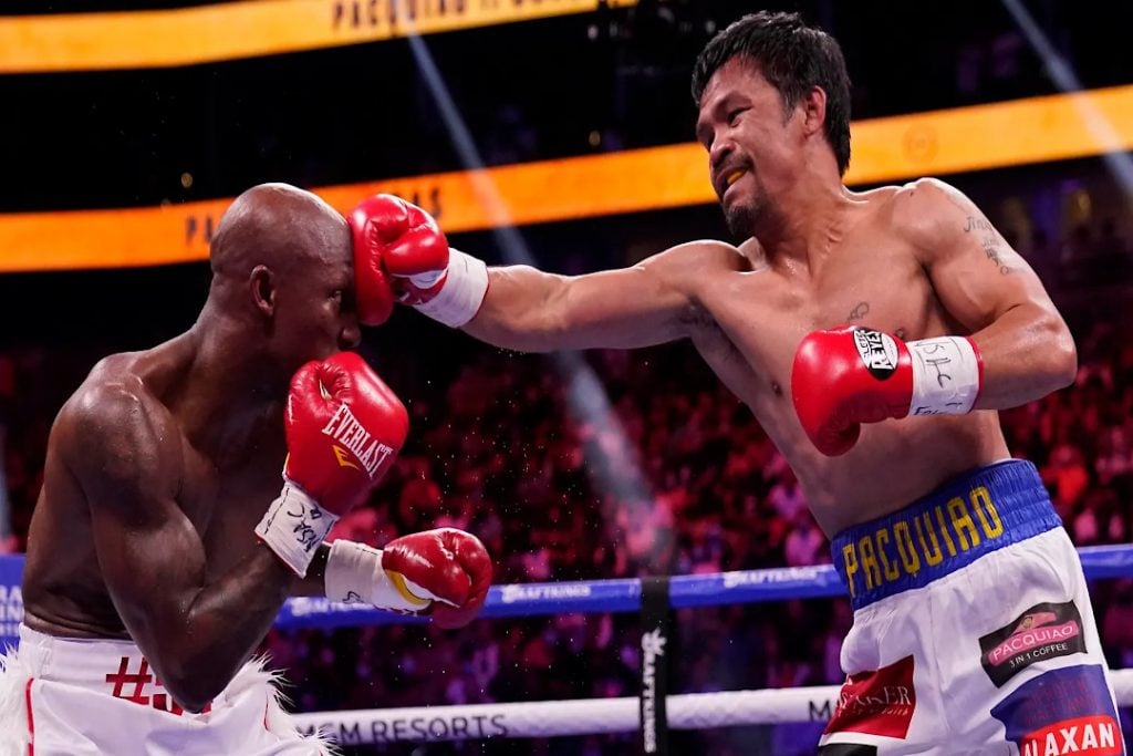 Manny Pacquiao frappant son adversaire à la tête