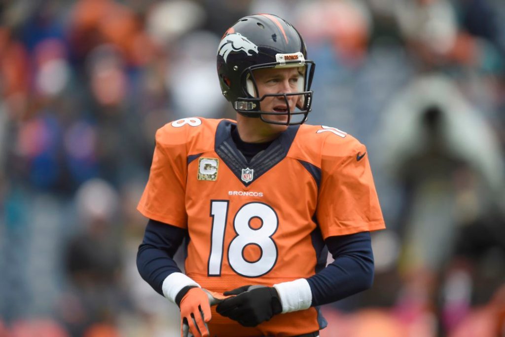 L'un des meilleurs quart-arrières de tous les temps, Peyton Manning, jouant un jeu pour les Broncos.