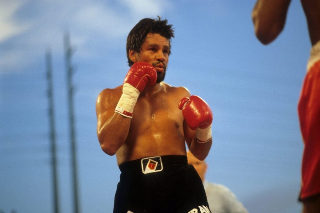 L'un des meilleurs boxeurs de tous les temps, Roberto Duran, se battant en short noir.