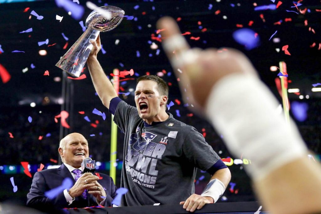 Le meilleur quart-arrière de tous les temps Tom Brady célébrant une victoire au Super Bowl