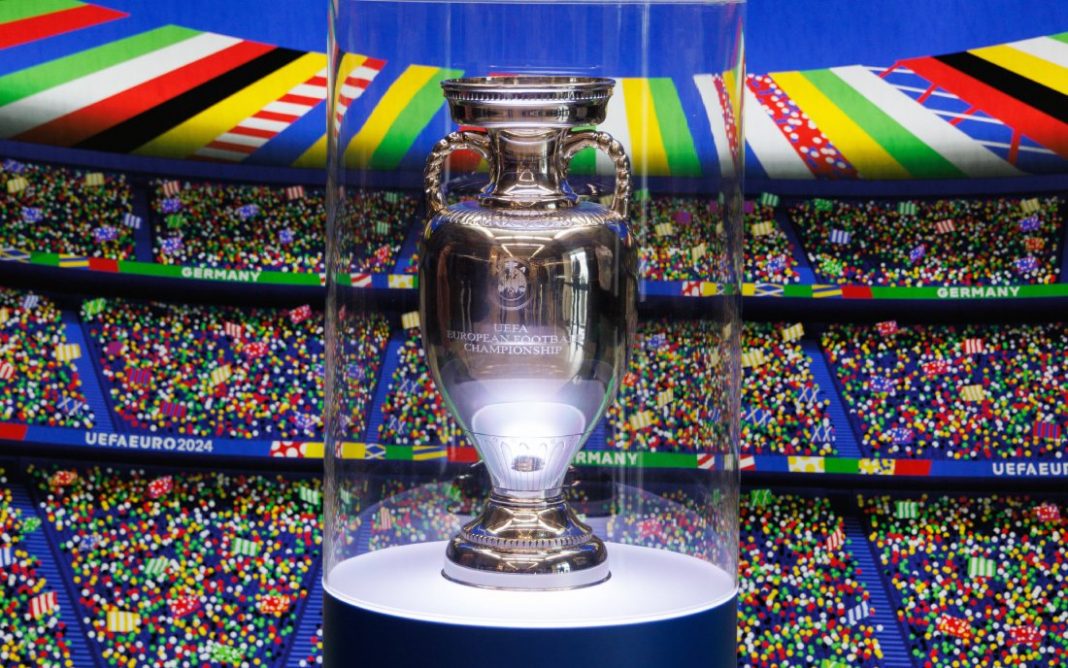 Le trophée de l'EURO 2024 pour l'Allemagne sur le terrain.