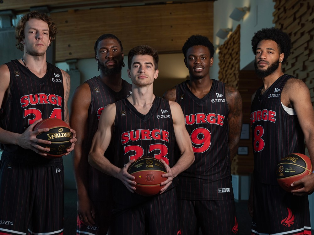 L'équipe de basketball Calgary Surge pose pour une photo