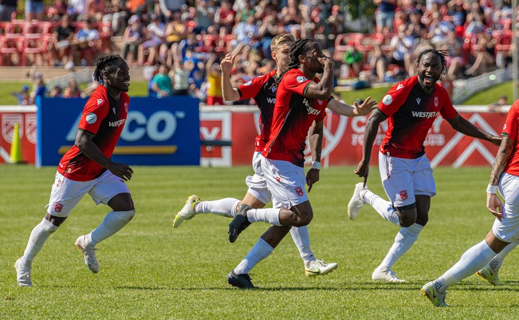 Les joueurs du Cavalry FC célèbrent une victoire