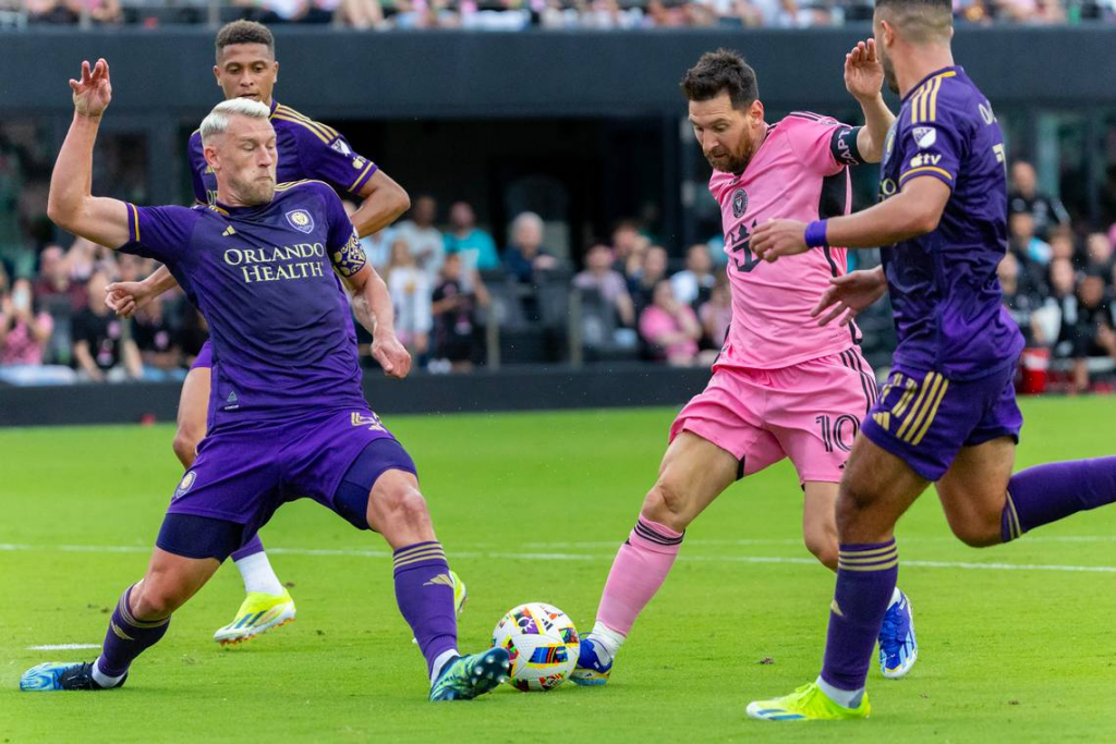 Les joueurs d'Orlando City tentent de bloquer un tir de Messi