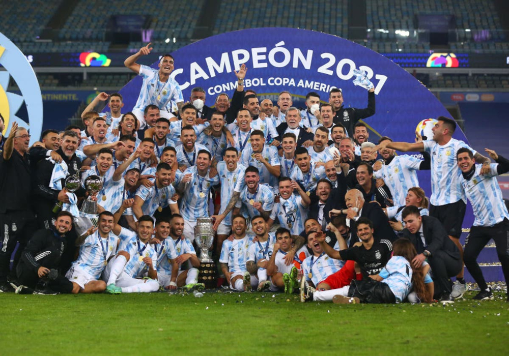 L'Argentine soulève le trophée de la Copa America 2021.