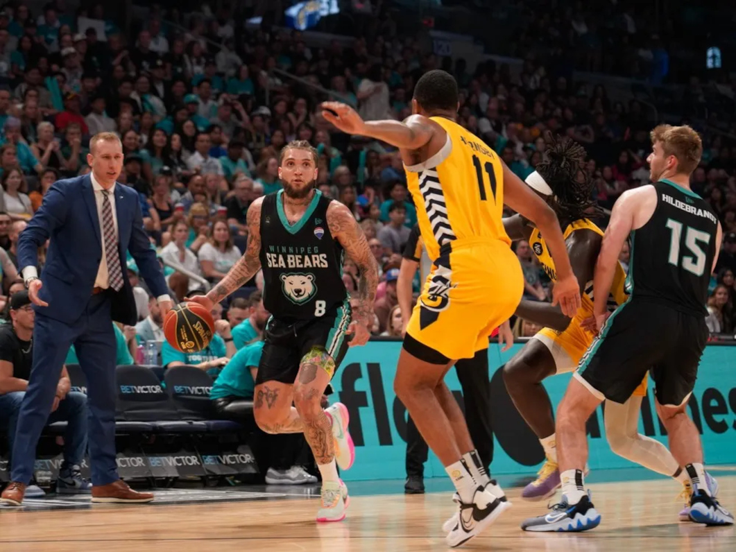 Teddy Allen dribble vers le panier au Canada Life Centre.