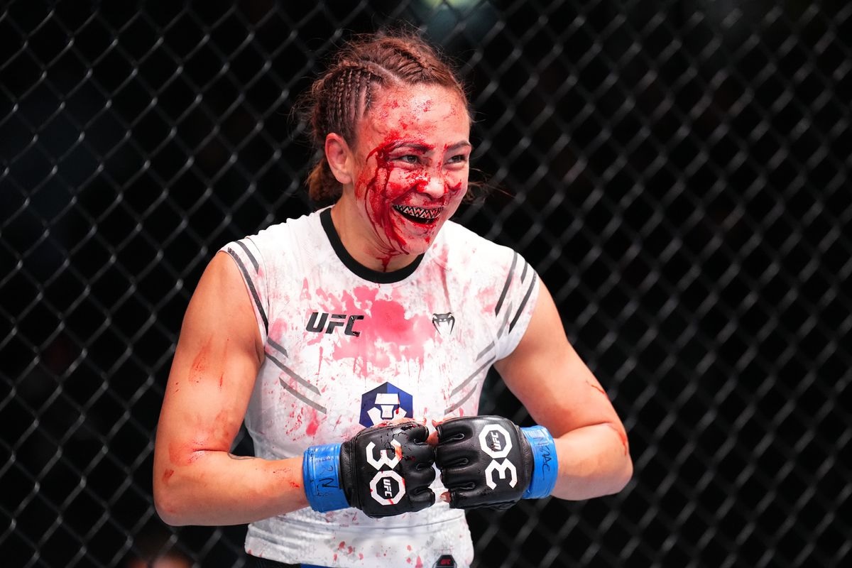 Une Michelle Waterson-Gomez effrayante, le visage couvert de sang