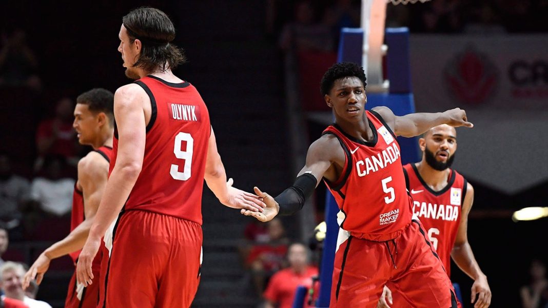 Joueurs de l'équipe canadienne de basketball célébrant un point