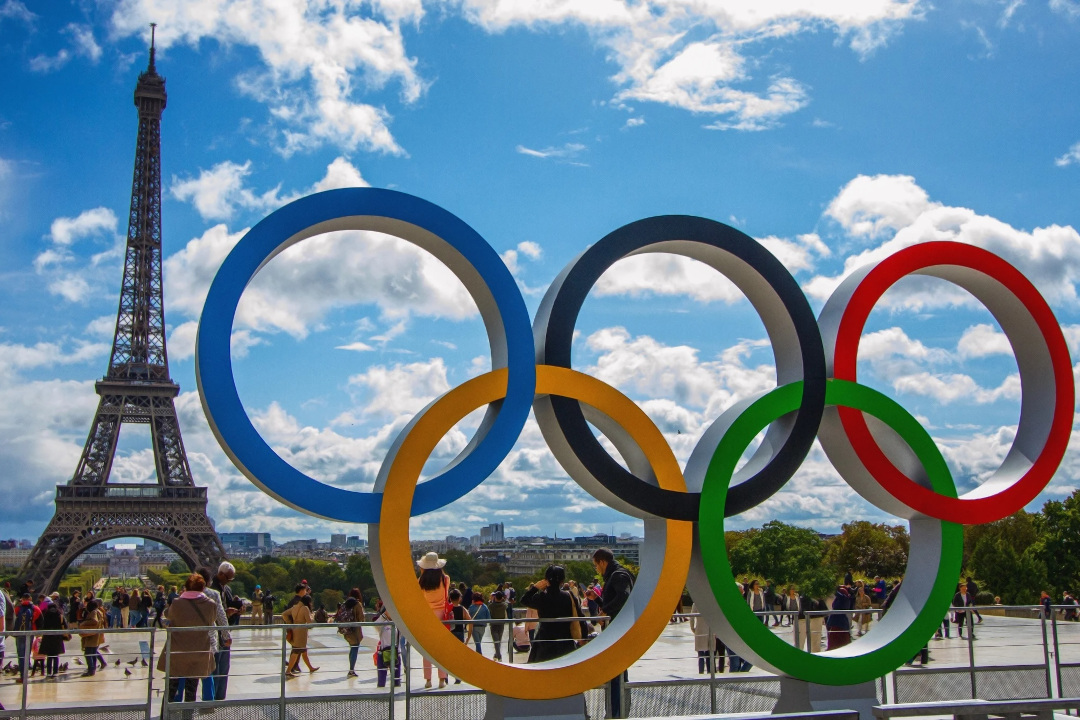 Les anneaux olympiques avec la tour Eiffel en arrière-plan