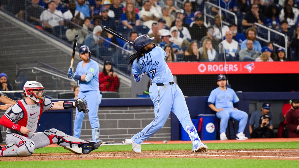 Vladimir Guerrero Jr frappe pour les Blue Jays de Toronto.