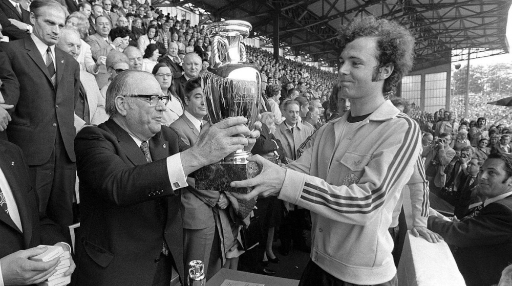 Franz Beckenbauer reçoit le trophée du Championnat d'Europe.