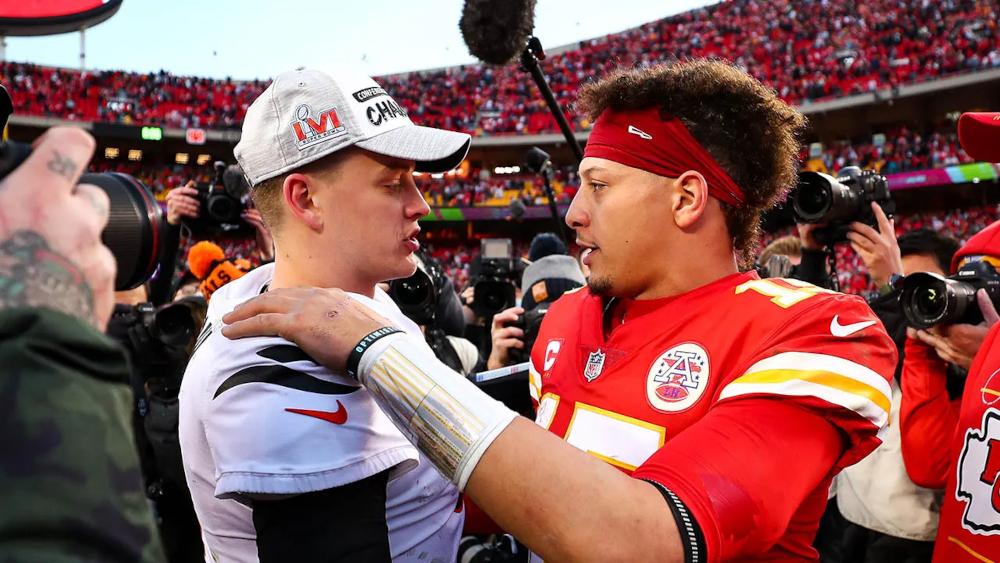 Joe Burrow et Patrick Mahomes sur le terrain après un match entre les Bengals de Cincinnati et les Chiefs de Kansas City.