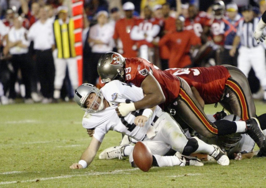 A defesa do Tampa Bay Buccaneers derruba o quarterback adversário, em 2002.
