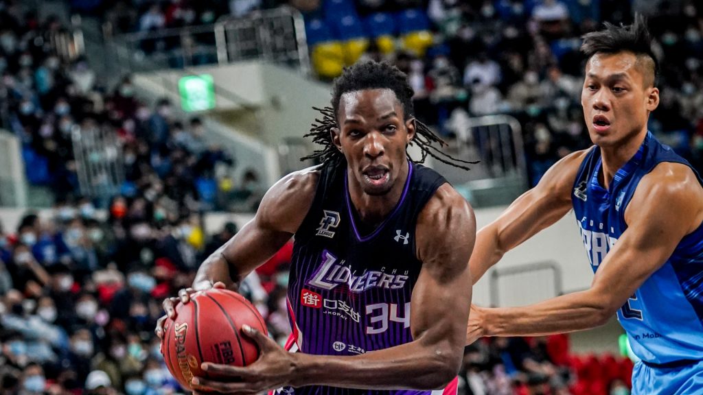 Hasheem Thabeet trying to weave past a defender