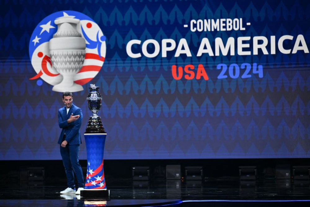 Lionel Scaloni presents the Copa America trophy on stage